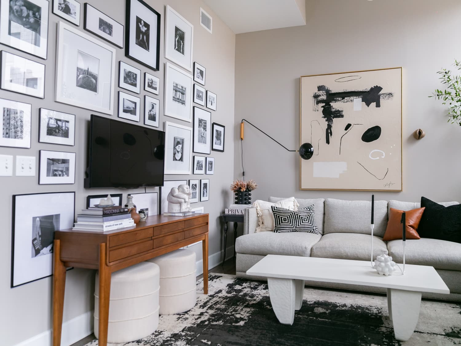 Hanging lots of pictures on one sales wall